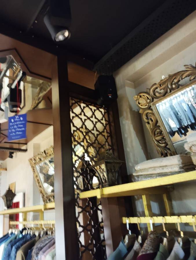 Retail — wall-mounted speaker system